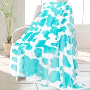 Fleece blue cow print throw blanket